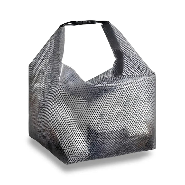 Bolsa organizadora impermeável aberta com grande capacidade interna para guardar roupas, cosméticos ou acessórios.