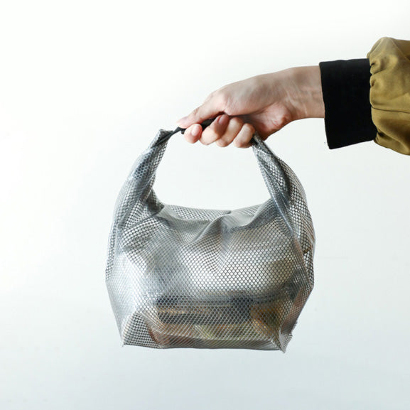 Bolsa organizadora impermeável aberta com grande capacidade interna para guardar roupas, cosméticos ou acessórios.