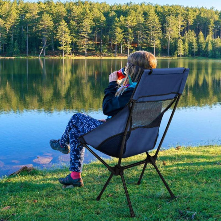 Cadeira de acampamento dobrável leve e portátil, com encosto ergonômico, tecido resistente Oxford e bolsa compacta para transporte.