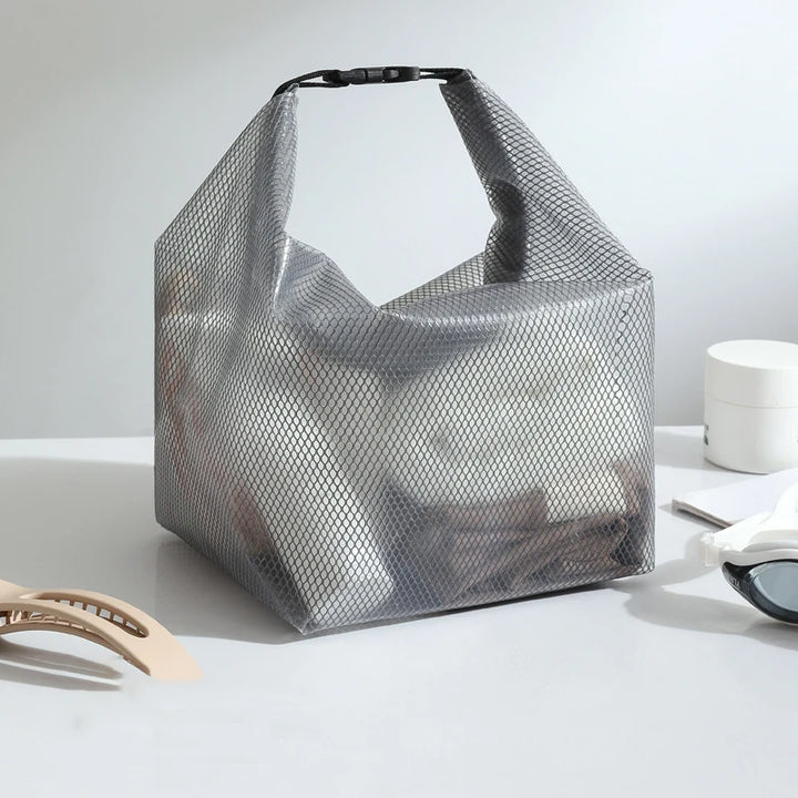 Bolsa organizadora impermeável aberta com grande capacidade interna para guardar roupas, cosméticos ou acessórios.