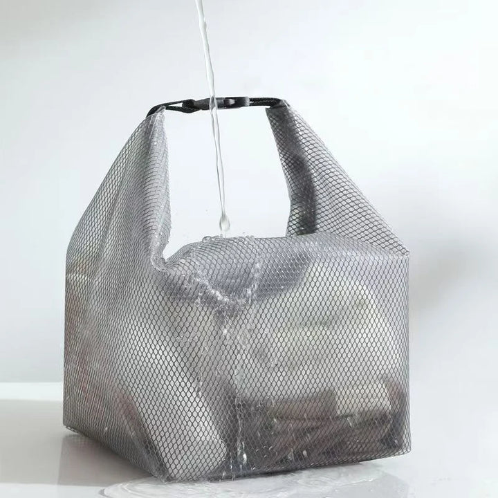 Bolsa organizadora impermeável aberta com grande capacidade interna para guardar roupas, cosméticos ou acessórios.